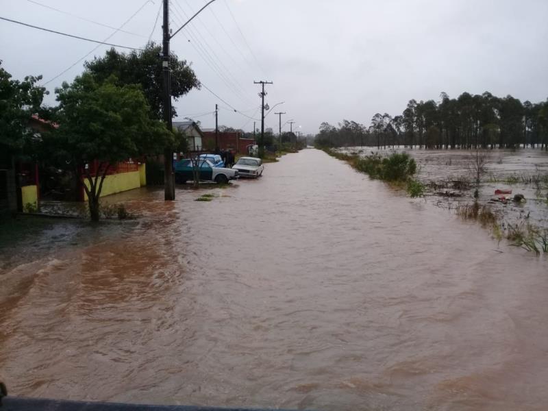 Nível do Rio Pardinho já ultrapassa os sete metros e alaga ruas do Bairro Várzea