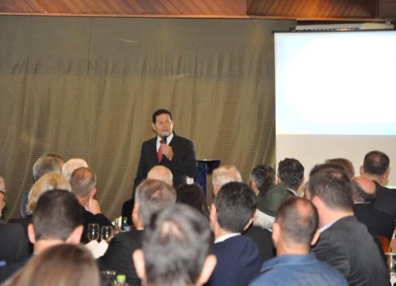 Durante palestra em Santa Cruz do Sul, Mourão dá aula de história contemporânea