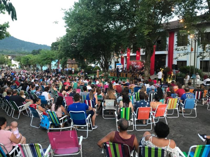 Grande público prestigia espetáculo de Natal em Vale do Sol