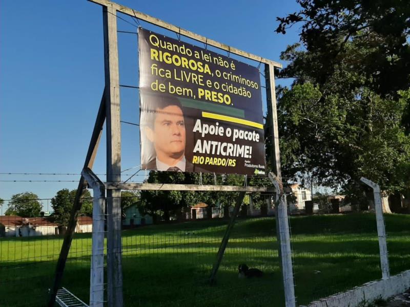 Outdoor em apoio ao pacote de Sérgio Moro é instalado em Rio Pardo