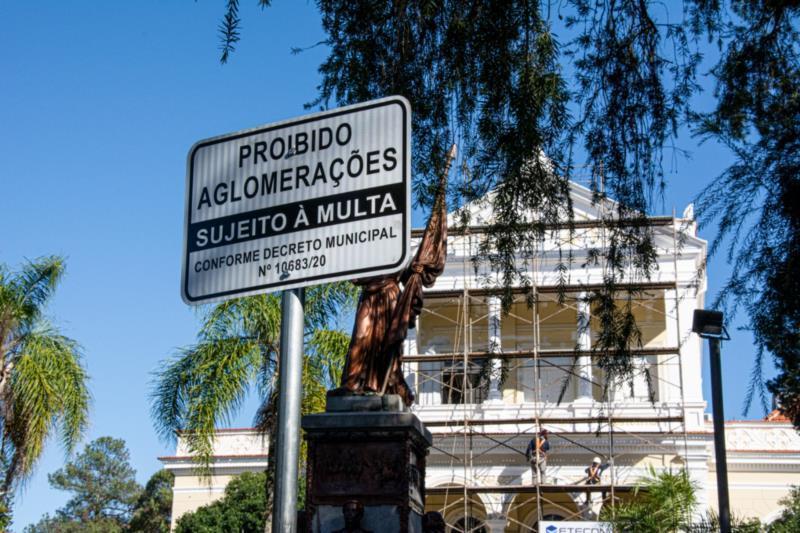 Prefeitura instala placas informativas em pontos públicos para inibir aglomerações