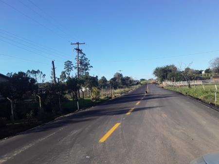 Obras de asfaltamento interrompem trânsito em Linha Sapé