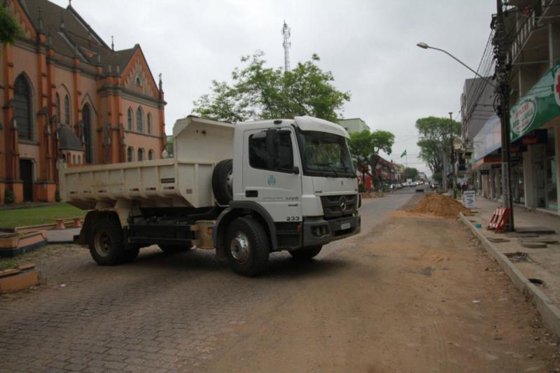 Obras interrompem trechos da Rua Osvaldo Aranha ao longo da semana