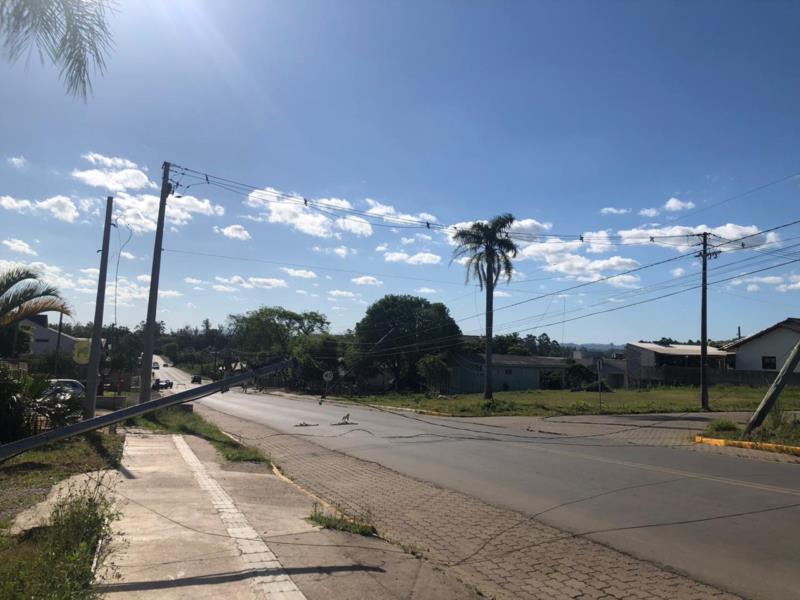 Três postes caem após fiação ser atingida por caminhão em Venâncio Aires