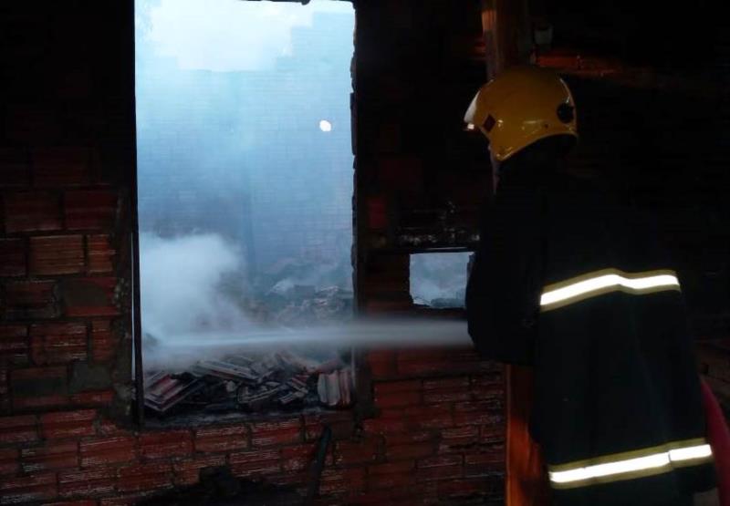 Estufa de fumo é atingida pelo fogo em Candelária