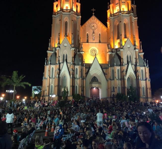 Arauto FM promove show com banda Os Hermanos na programação de Natal de Venâncio Aires