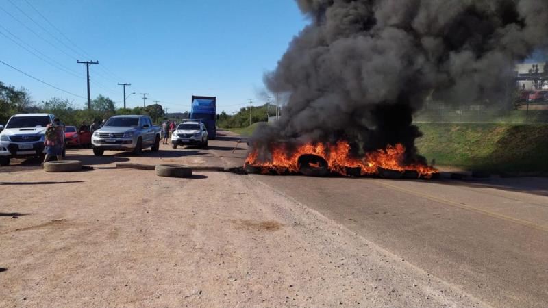 Manifestantes bloqueiam RSC-471 em protesto pelas más condições da rodovia