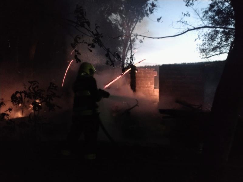 Galpão é totalmente destruído pelo fogo em Mato Leitão