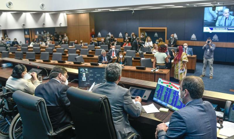 Deputados cariocas aprovam liberação do uso de máscaras ao ar livre