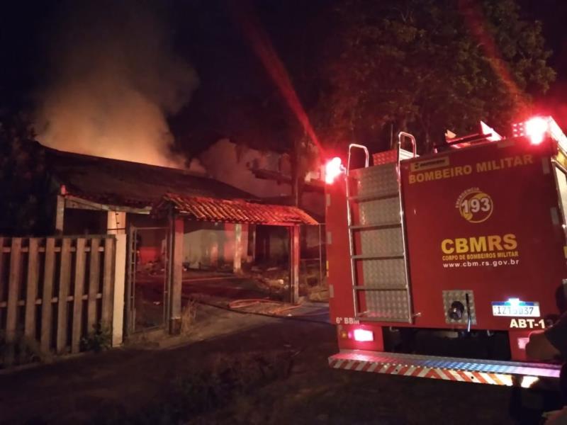 Casa abandonada pega fogo em Venâncio Aires