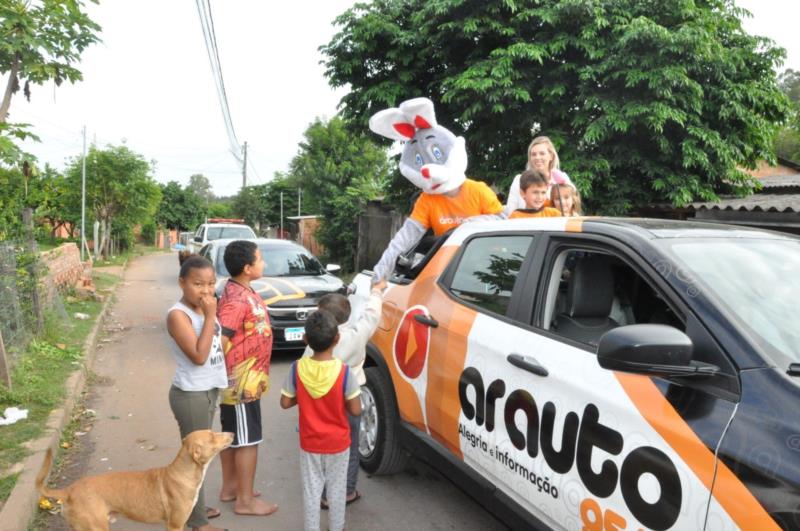 FOTOS: Ação solidária da Arauto distribui kits com chocolates para crianças carentes