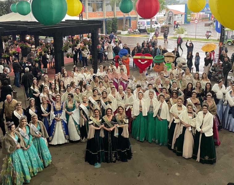 FOTOS: Encontro Estadual de Soberanas reúne 32 cortes municipais na Fenachim