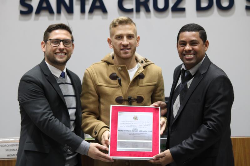 Pedro Henrique recebe o título de Cidadão Santa-cruzense