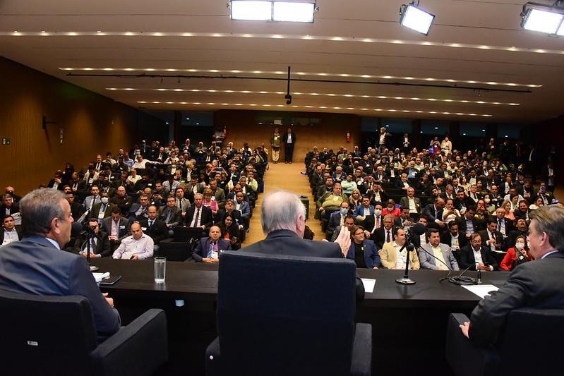 Prefeitos da região protestam aumento de despesas e redução de receitas dos municípios em Brasília