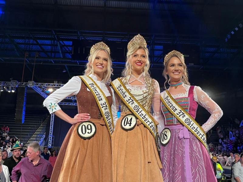 Daniele,  Thaissy e Estéfani compõem o novo trio de soberanas da 37ª Oktoberfest