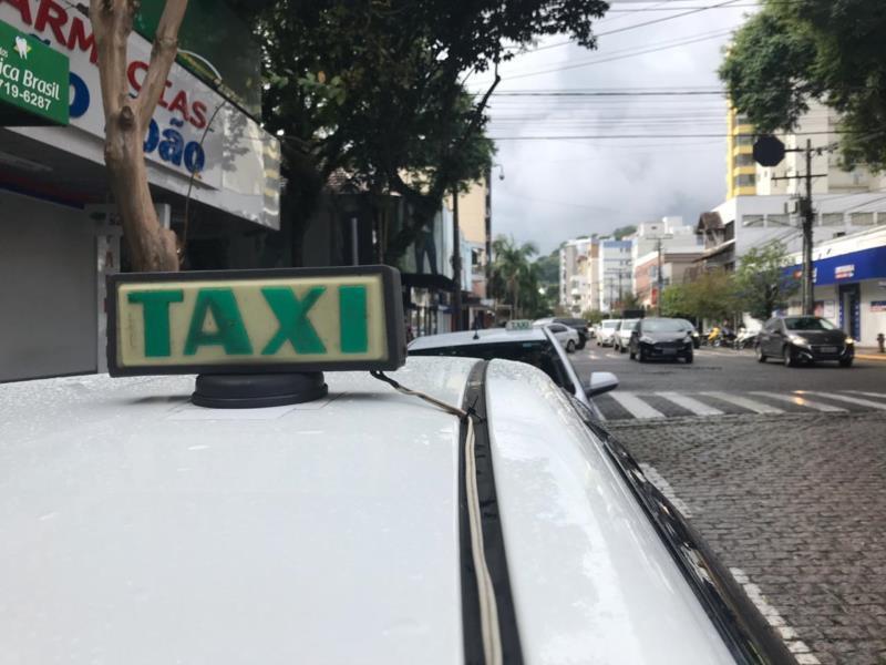 Taxistas e condutores auxiliares devem fazer recadastramento para receber benefício