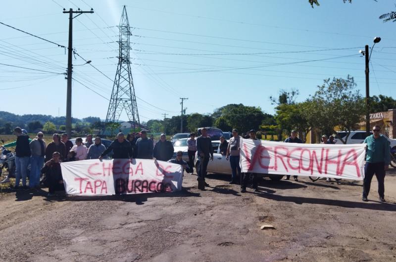 Comunidade protesta para cobrar recuperação da VRS-849 em Candelária