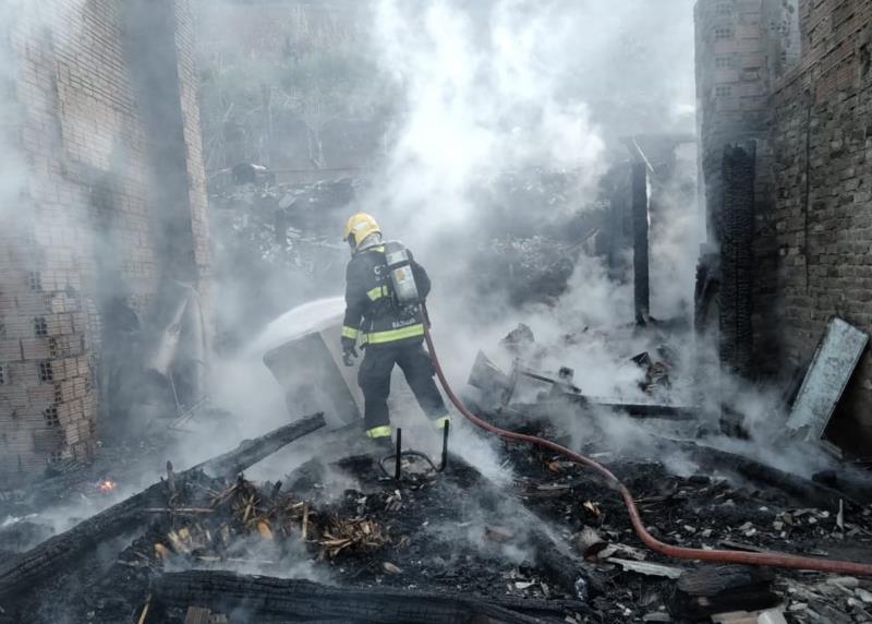 Fogo destrói duas estufas de fumo e um galpão no interior de Venâncio Aires