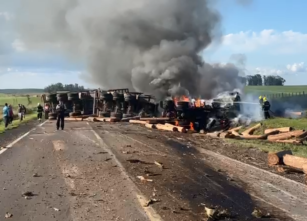 Caminhão carregado com lenha tomba e pega fogo na BR-471