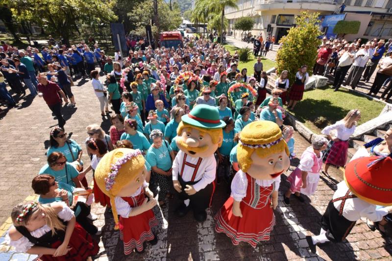 Dia da Maturidade Ativa espera reunir mais de 30 mil pessoas na 37ª Oktoberfest