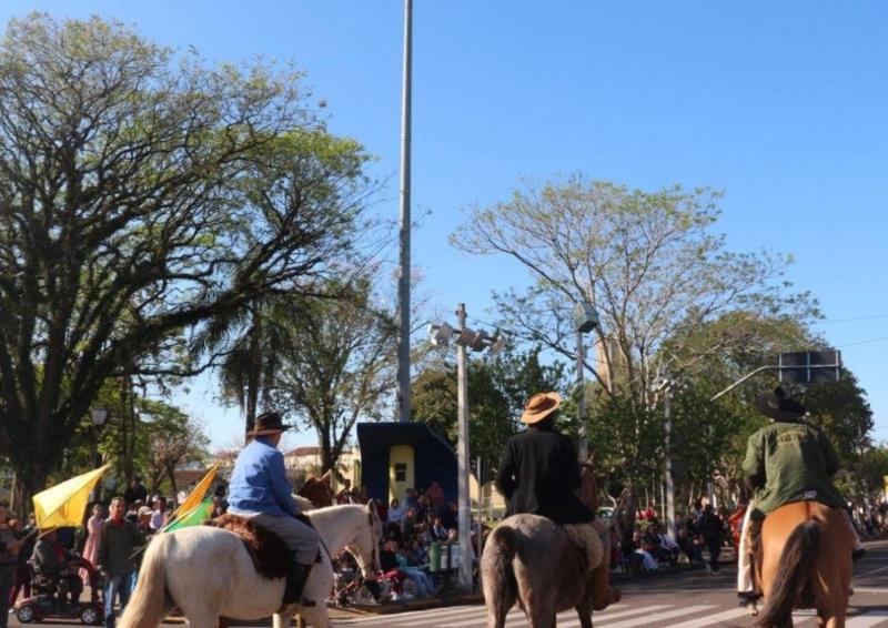 Cerca de 150 cavalarianos participam do Desfile Farroupilha em Venâncio Aires