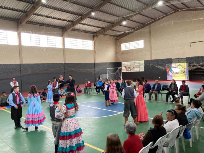 Grupo de idosos recebe visita de Invernada Mirim em Santa Cruz