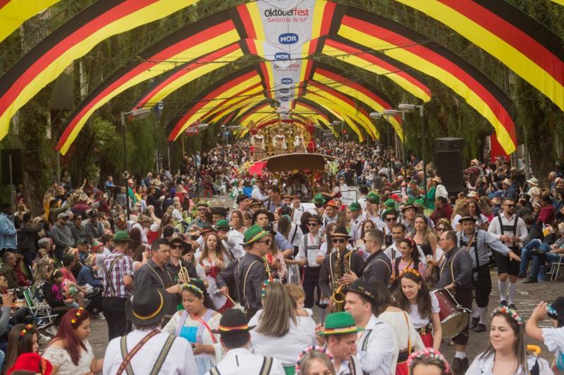 Cerca de 100 mil pessoas são esperadas para acompanhar os desfiles da 37ª Oktoberfest