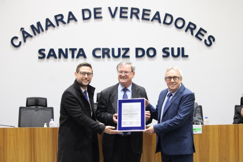 Professor Elenor Schneider recebe título de cidadão santa-cruzense