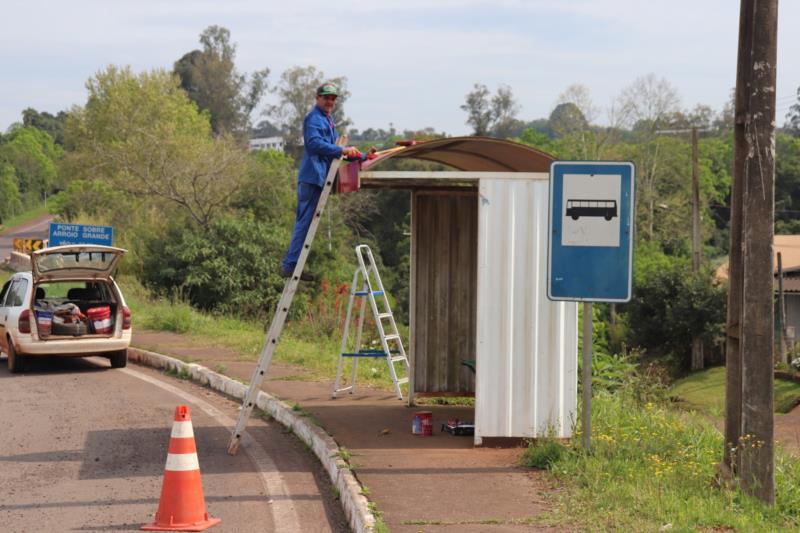 Paradas de ônibus da RSC-453 recebem melhorias