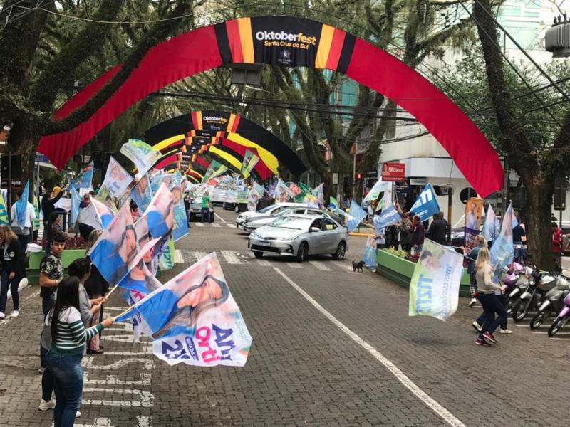 Último dia de campanha é marcado por manifestações nas ruas de Santa Cruz