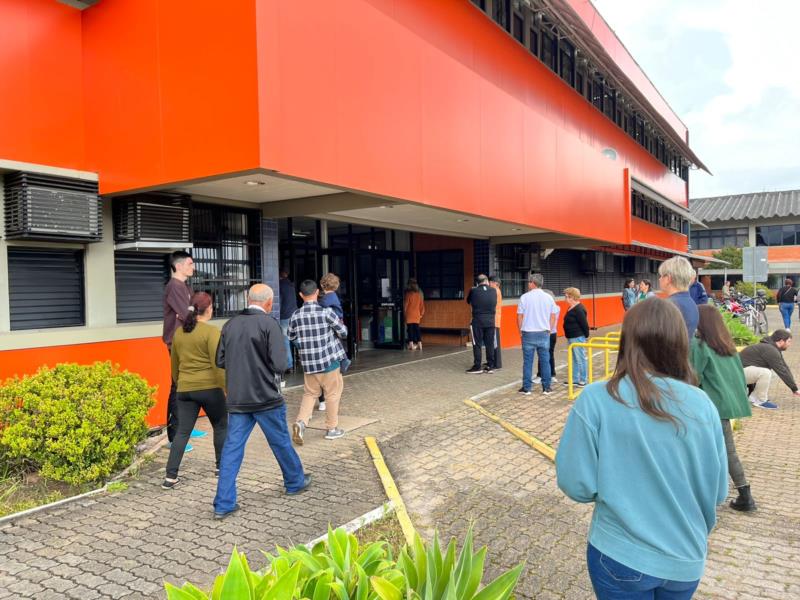 FOTOS: Votação começa com filas dentro do esperado na região