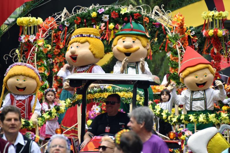 Primeiro desfile da 37ª Oktoberfest espera reunir cerca de 40 mil pessoas neste domingo