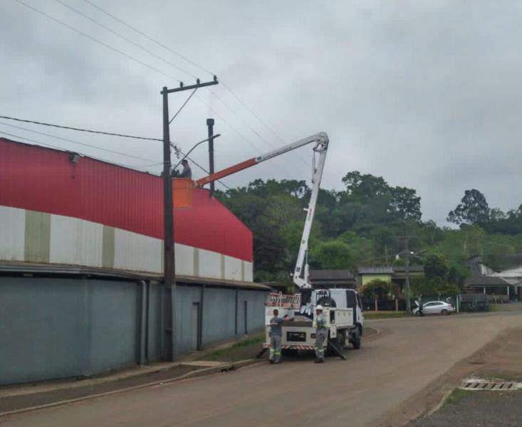 Trabalhos de instalação de lâmpadas LED se intensificam nos bairros de Venâncio Aires