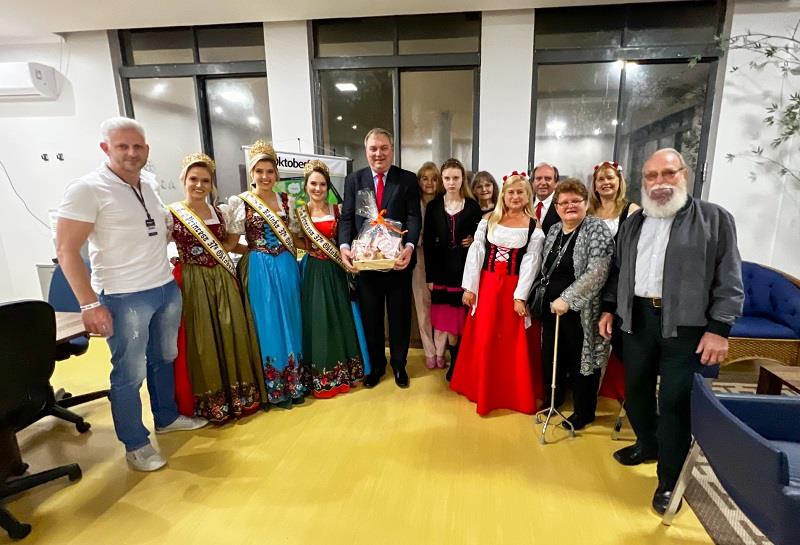 Encontro de soberanas e comitiva da Argentina movimentam Oktoberfest