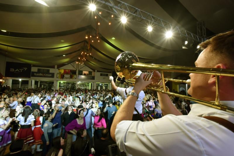 Show nacional, bandas e DJs comandam o ritmo da alegria nesta sexta na 37ª Oktoberfest