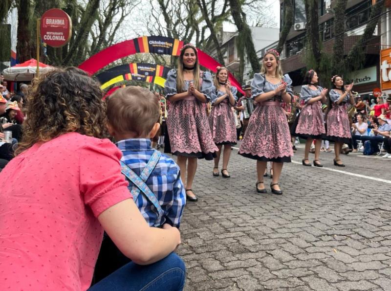 FOTOS: Desfile temático dá vida para Marechal Floriano