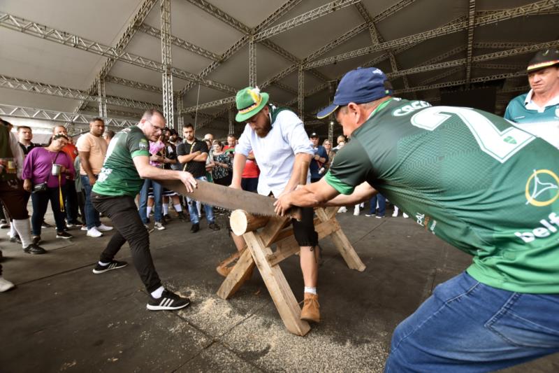 Olimpíadas rurais da Oktoberfest definem finalistas