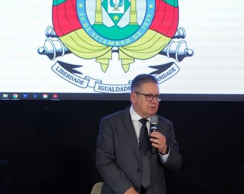 Governador anuncia pagamento antecipado do 13º salário aos servidores estaduais