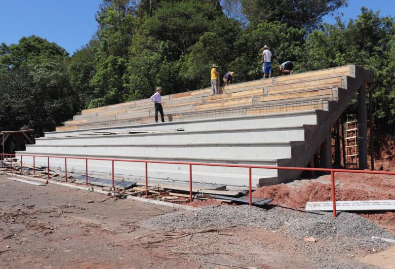 Seguem as obras da pista atlética da Escola Santo Antônio de Pádua, em Mato Leitão