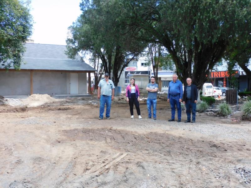 Obras na Praça 3 de Dezembro estão em andamento