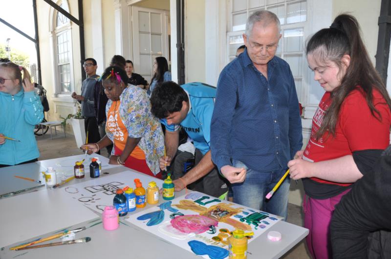 Atividade com alunos da APAE  foi acompanhada por artista