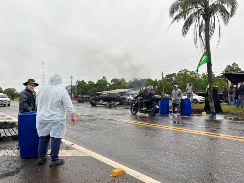 Manifestantes não dão prazo para término de protesto na RSC-287, em Venâncio Aires