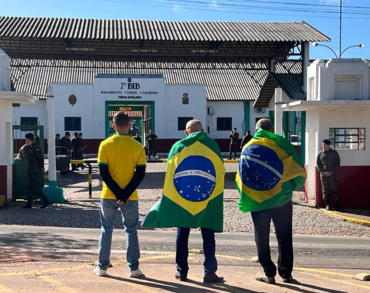 Grupo inicia manifestação em frente ao 7º BIB em Santa Cruz