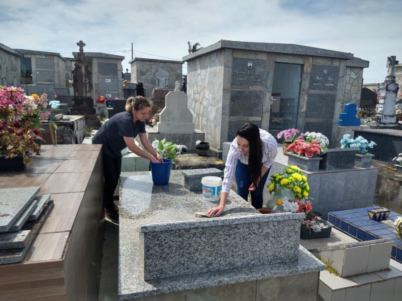 Em Venâncio Aires, limpeza de túmulos e compra de flores marcam a véspera do feriado de Finados