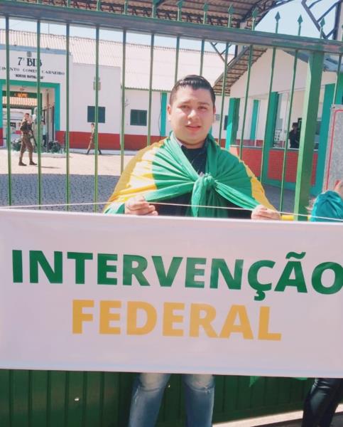 Manifestantes fazem vigília em frente ao 7º BIB