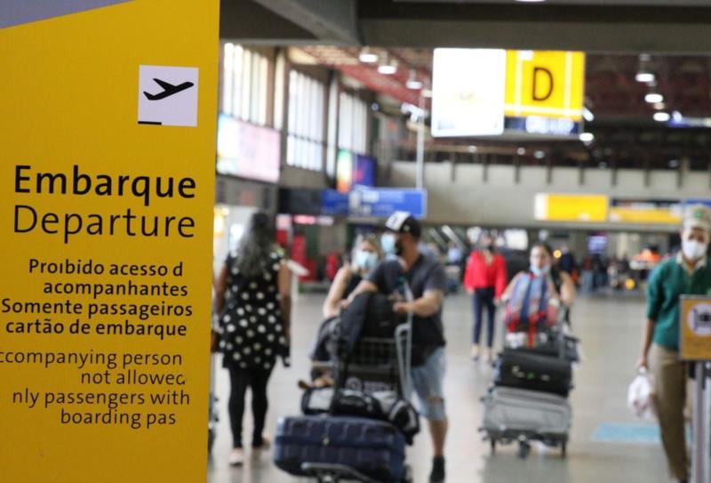 Anvisa volta a exigir uso de máscaras em aeroportos e aviões