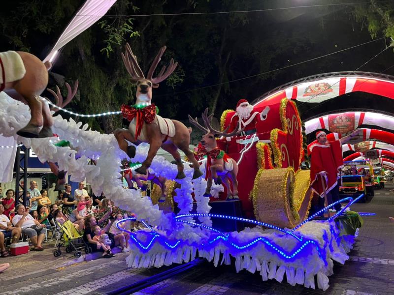 FOTOS: Desfile da Christkindfest leva magia do Natal à Rua Marechal Floriano