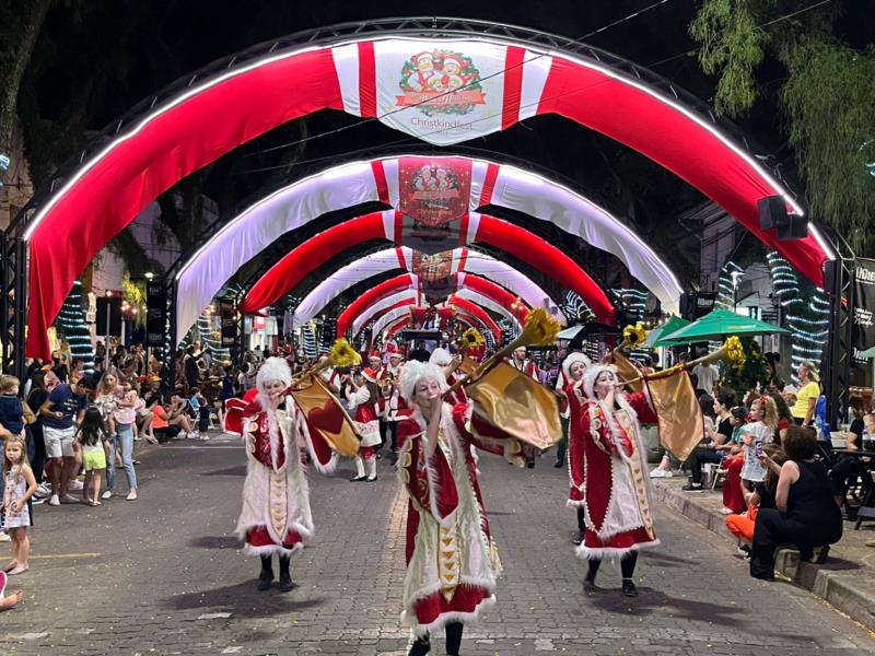 Desfile e variada programação artística são  destaques do fim de semana na Christkindfest