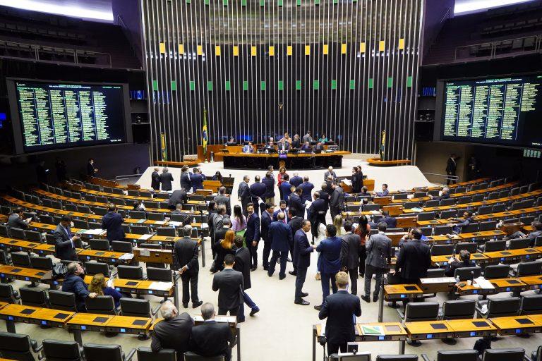 Câmara dos Deputados aprova texto-base da PEC da Transição em primeiro turno