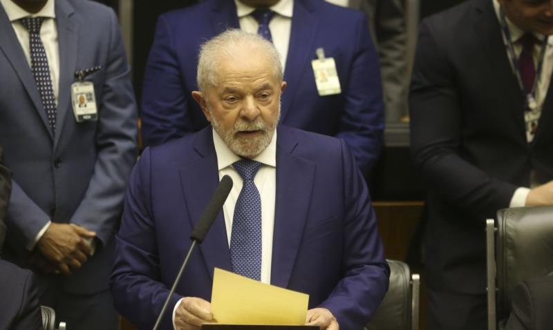 Em seu primeiro dia como presidente, Lula assina 52 decretos e quatro medidas provisórias